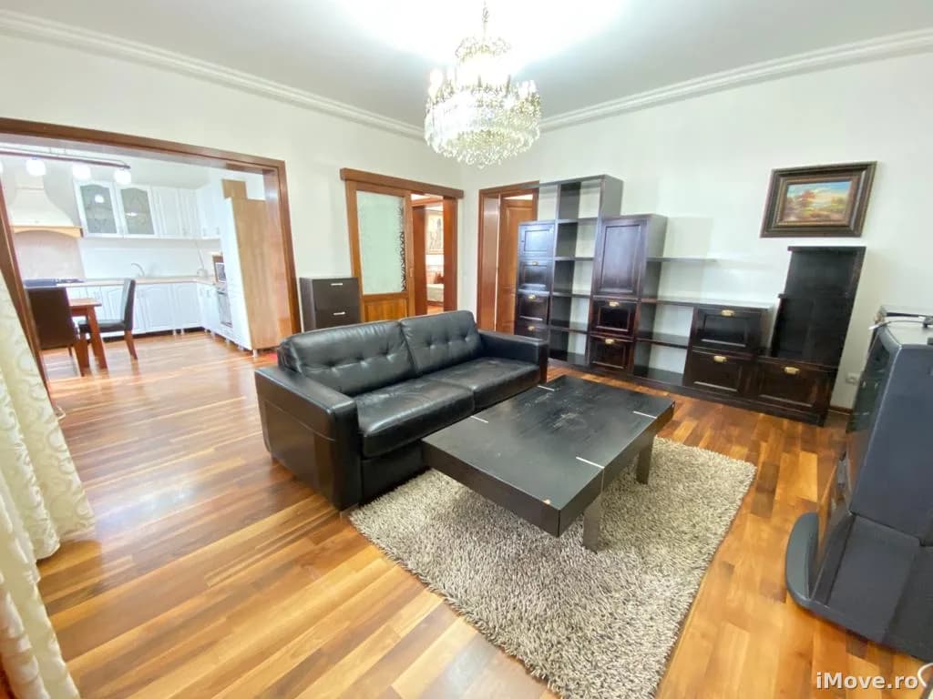 Apartament in stil clasic ultracentral etaj 1 cu 3 camere