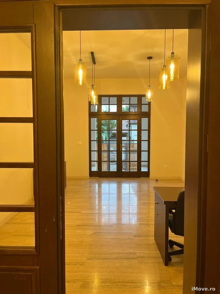 Spatiu birouri 6 camere 4 parcari pretabila birouri zona Centrala