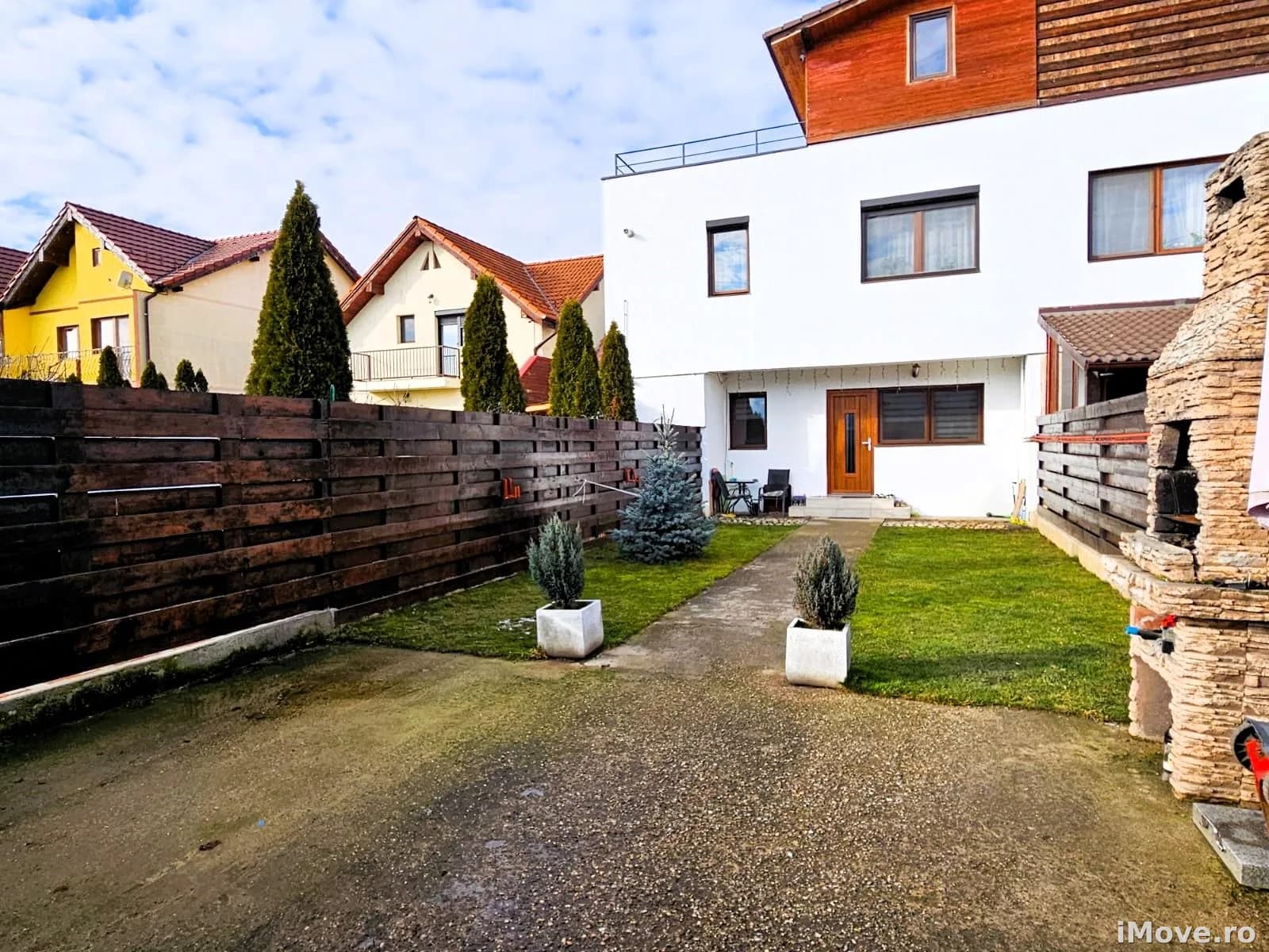 Apartament la Vila 3 camere 67 mpu si curte individuala