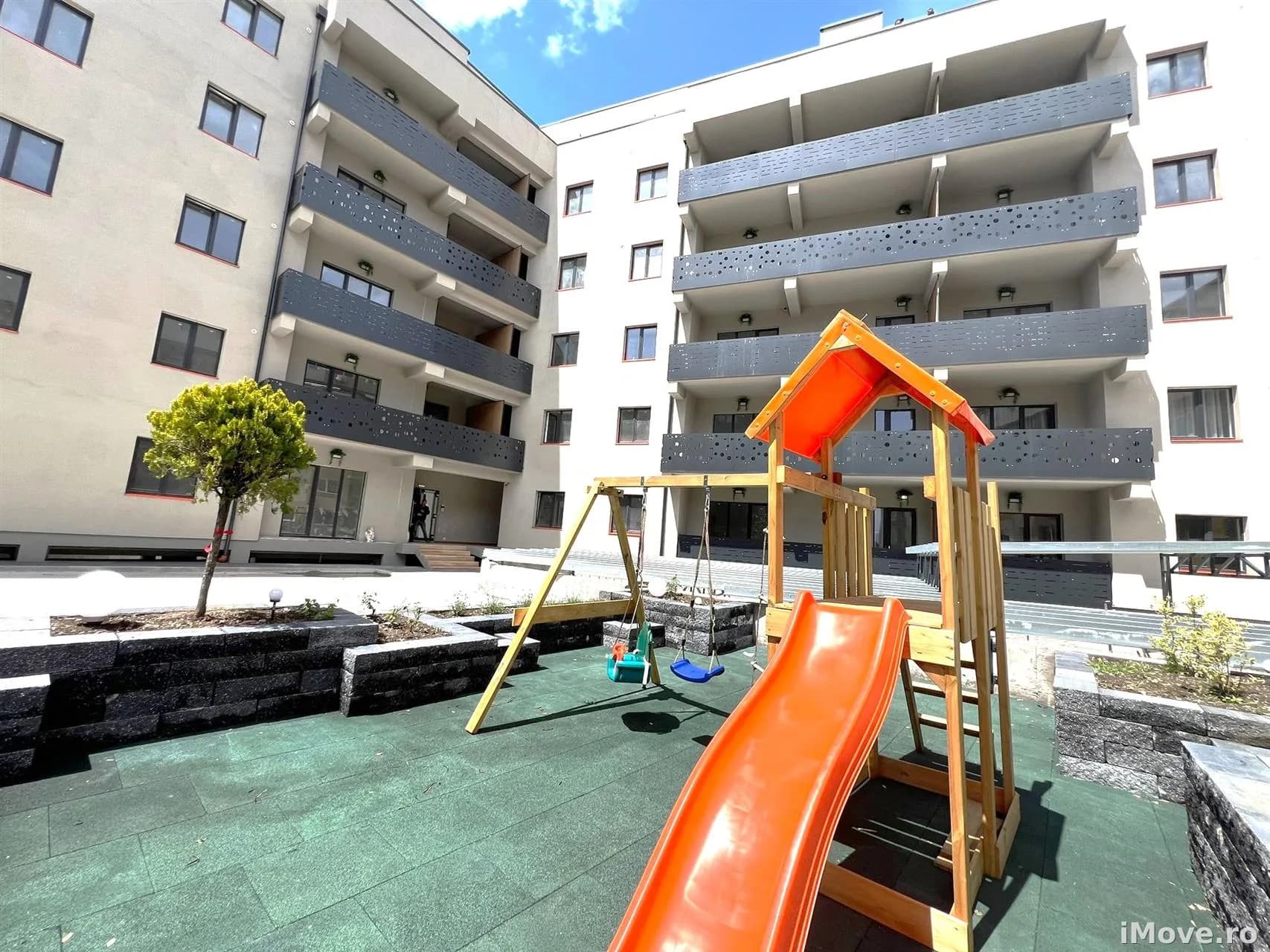Apartament nou 3 camere balcon si parcare in zona Rahovei