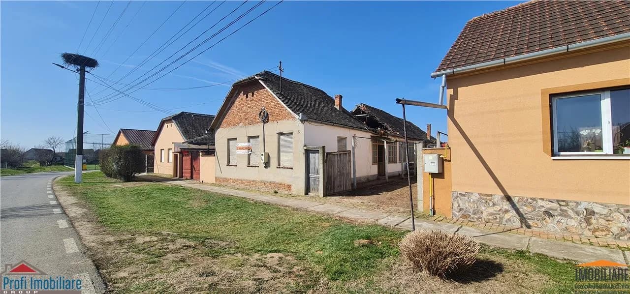 Teren 1270mp cu Casa in Santana, necesita amenajare/demolare