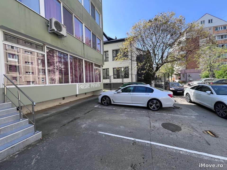 Spatiu comercial de vanzare  central Regina Maria Valcea, vitrina stradala