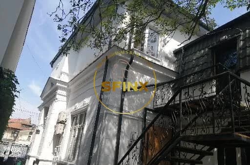 Parc Cismigiu, de vanzare vila interbelica cu 2 apartamente, curte, parcare