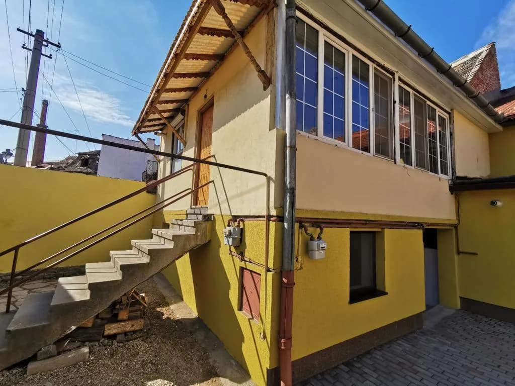 Apartament la casa 3 camere  zona Orasul de Jos