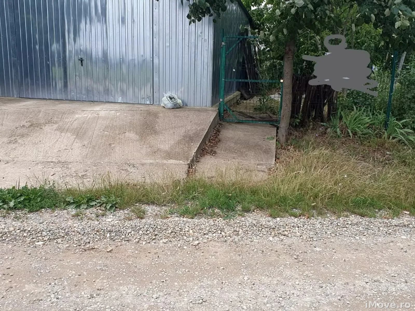 Teren intravilan 1000 mp îngrădit, cu garaj și anexa