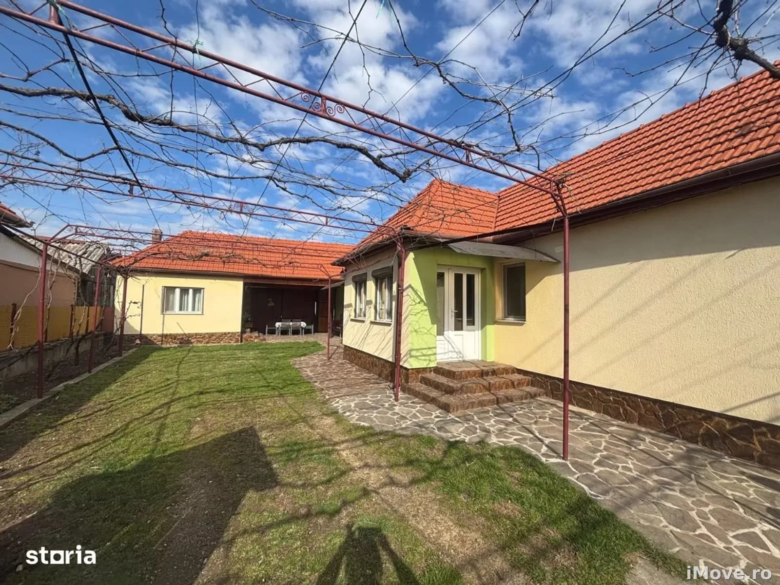 Casă / Colț de Rai de Vânzare – Lugașu de Jos, la 32 km de Oradea