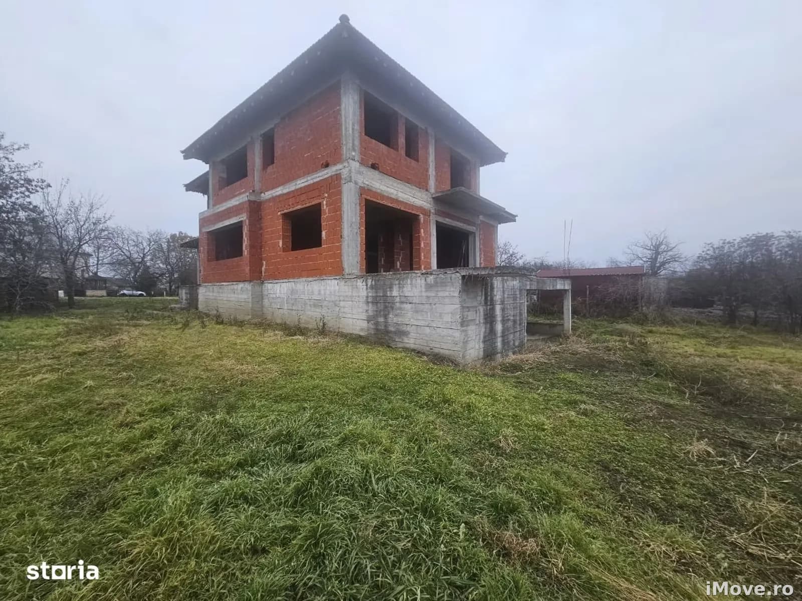 De vânzare – Casă în roșu, situată central în Roșiori