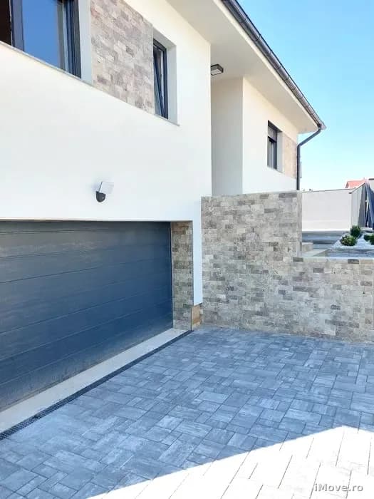 Casa cu 4 camere 2 bai si 490 mp teren in zona Selimbar