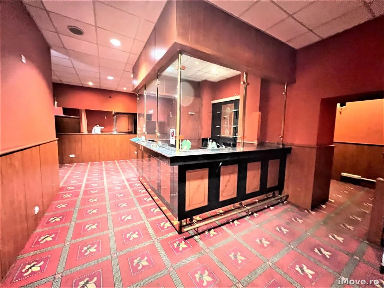 Spatiu comercial 82 mp utili cu vitrina pretabil afacere in Piata Mare