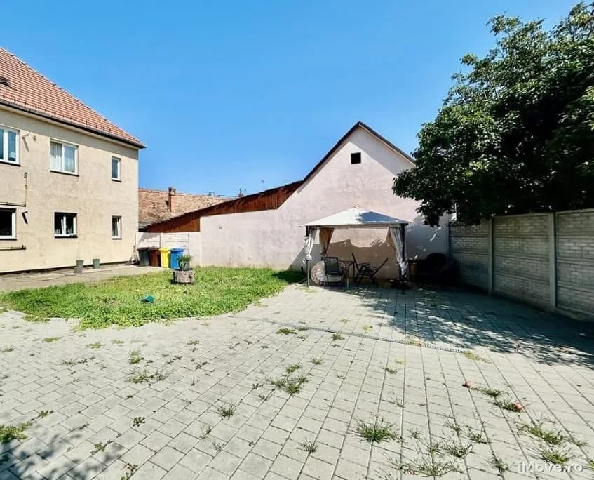 Casa individuala cu 8 camere si teren 373 mp in zona Lazaret