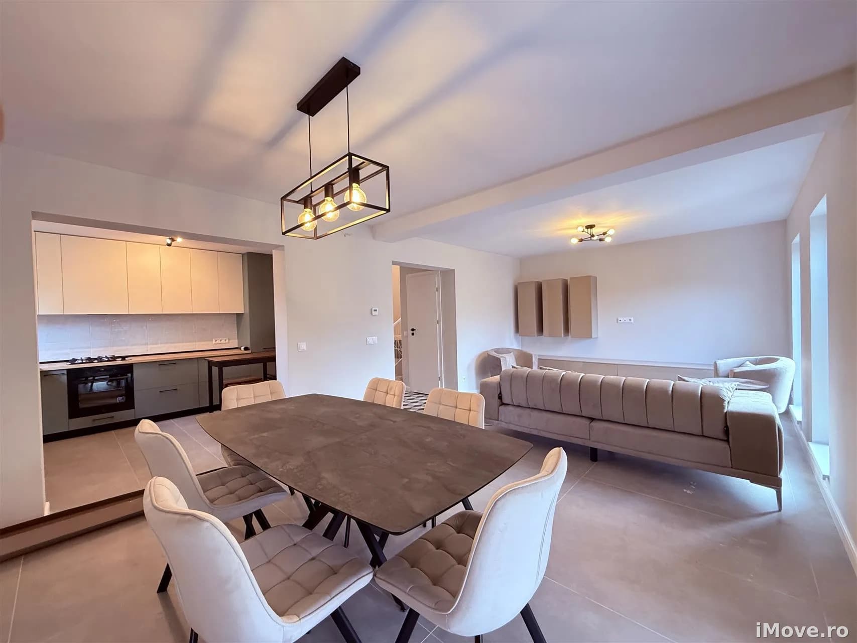 Casa moderna cu 5 camere 3 bai si teren 427 mp in Cisnadie