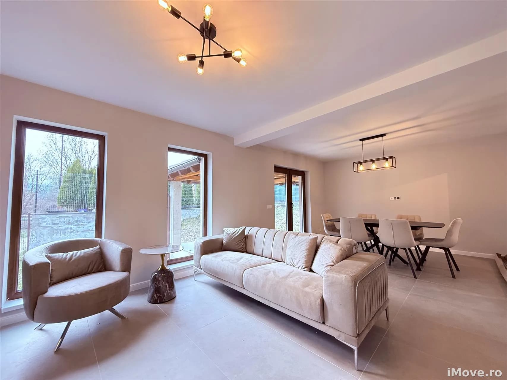 Casa moderna 5 camere 3 bai si teren 427 mp pe Str Lunga