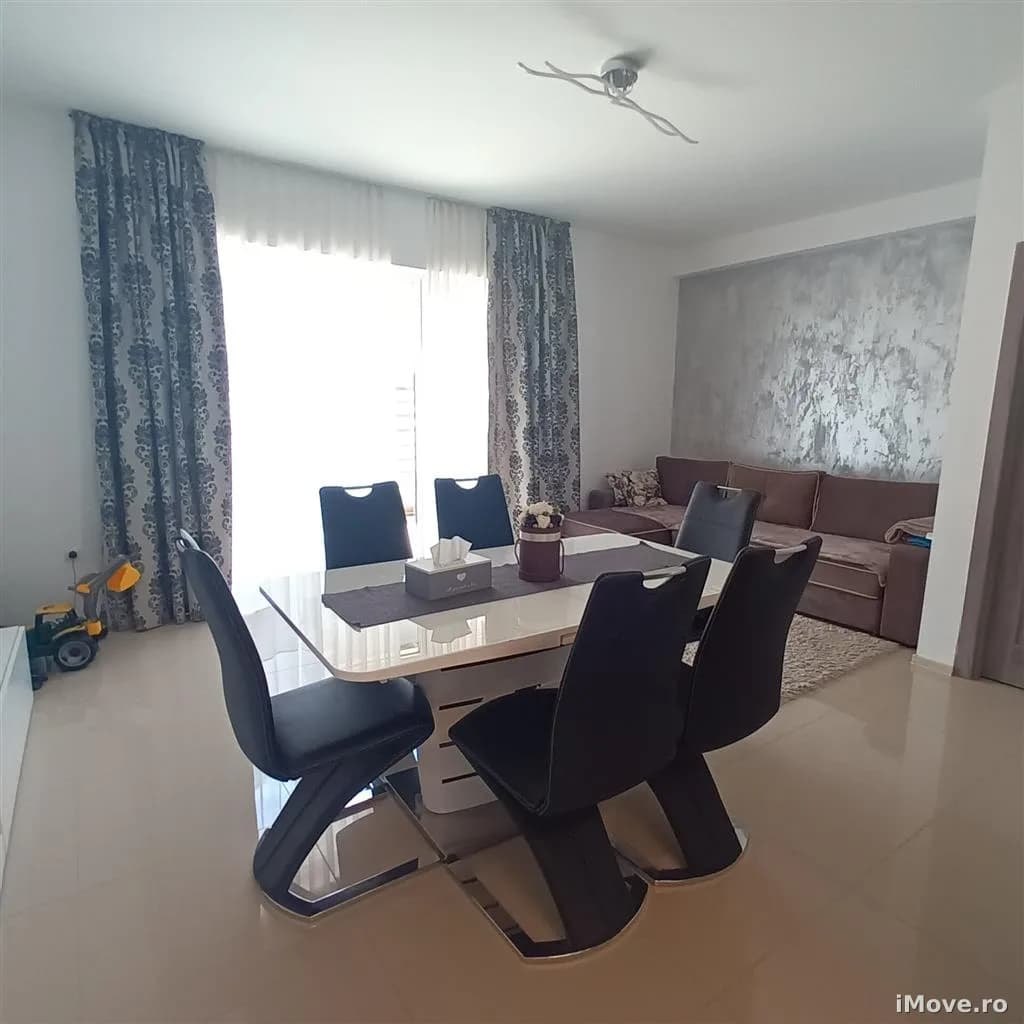 Casa cu 3 camere 3 balcoane si parcare privata in Selimbar