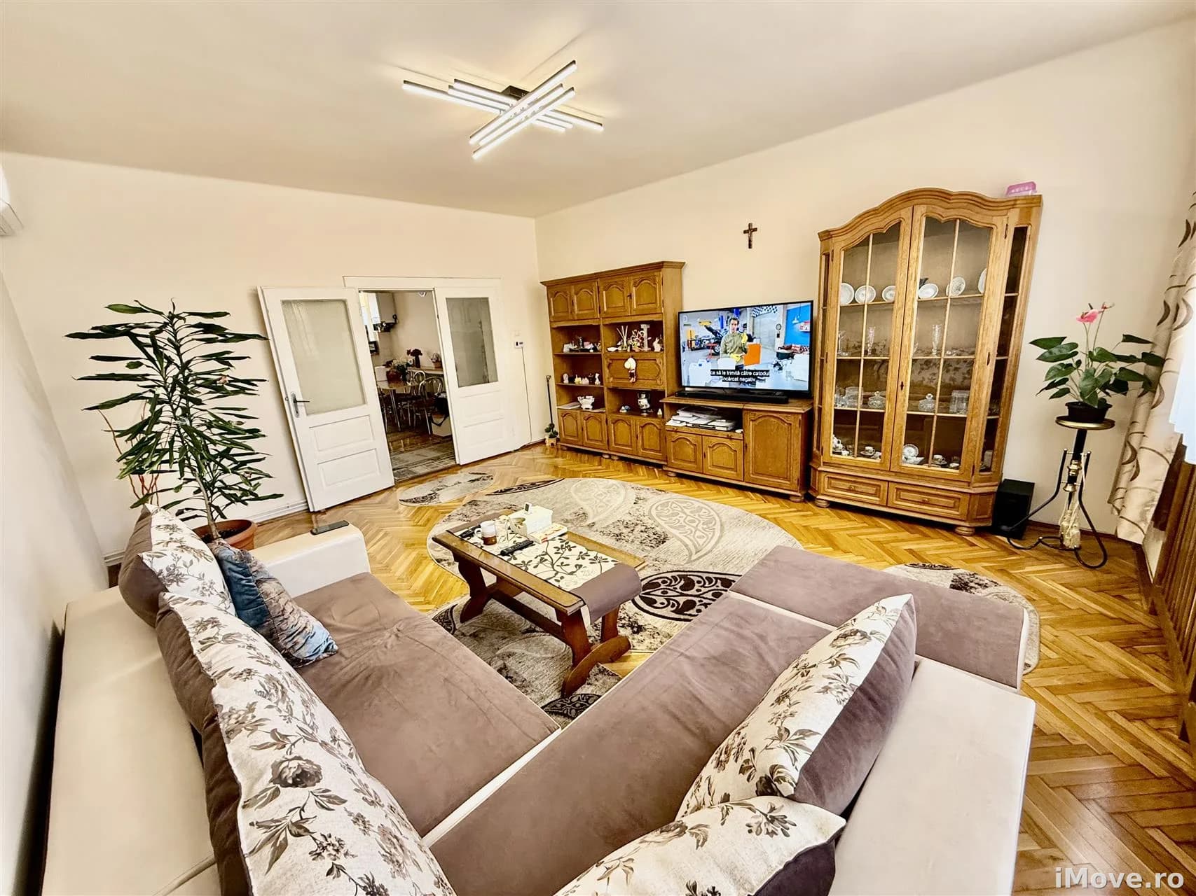 Apartament la casa cu 4 camere 182 mp curte 150mp Piata Cibin