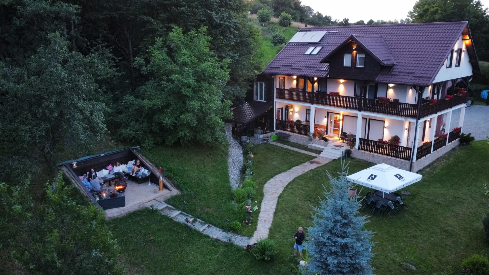 Vilă 340 mp Bran | Teren 5500 mp | 6 dormitoare cu băi proprii