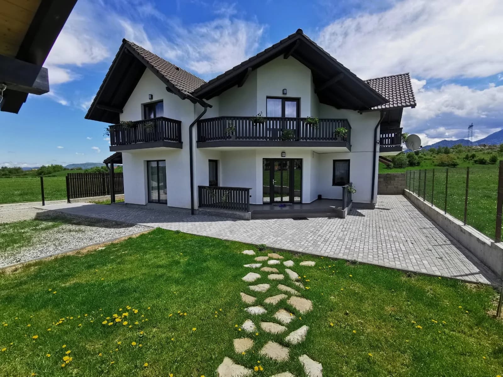 Casă modernă 5 camere | Vedere Bucegi & Piatra Craiului | 4 km Castelul Bran