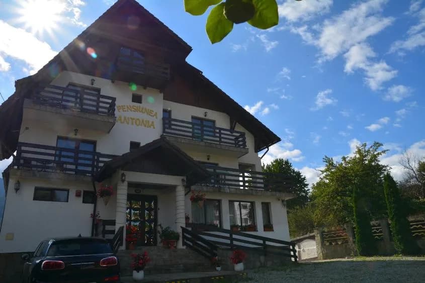Pensiune la cheie de vânzare în Bran – Afacere cu 10 camere plus piscina