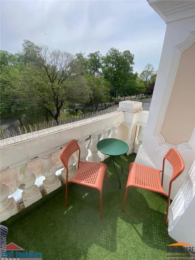Apartament et.1, luxury class, langa Primarie cu balcon si vedere spre Parc