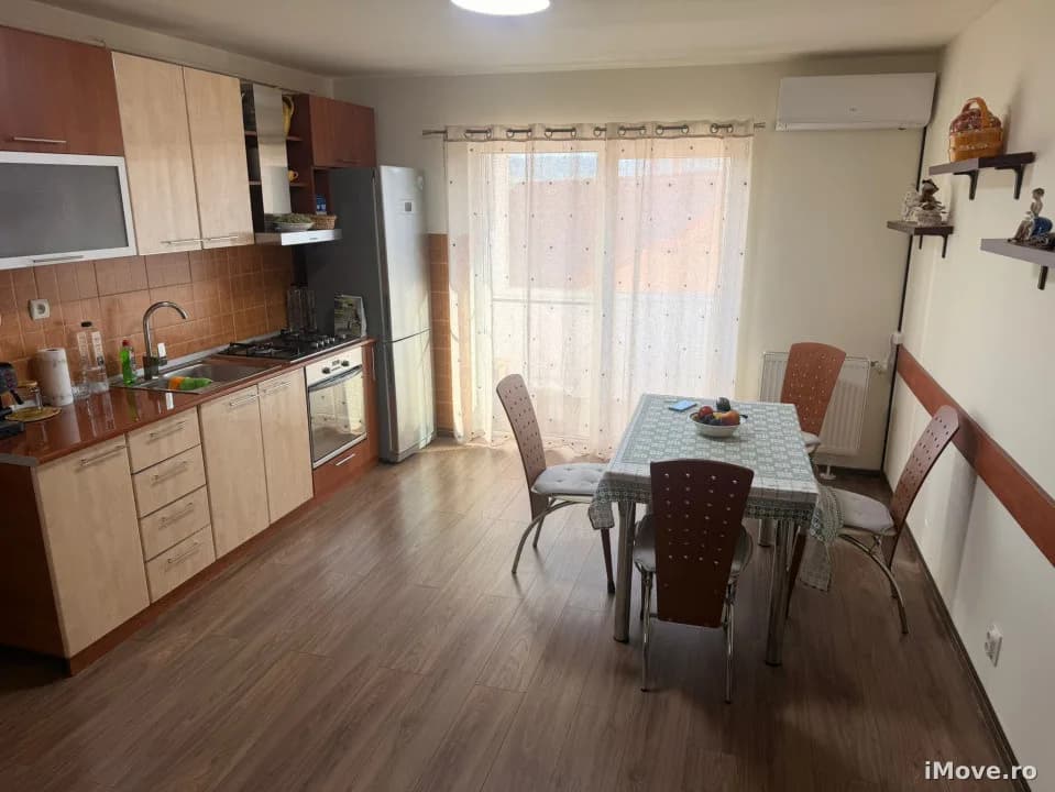 Apartament de vanzare 3 camere decomandat Et 2 zona Centrala Rm Valcea