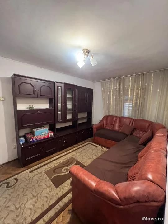 Apartament cu 3 camere de vanzare etaj parter zona Ostroveni Rm Valcea