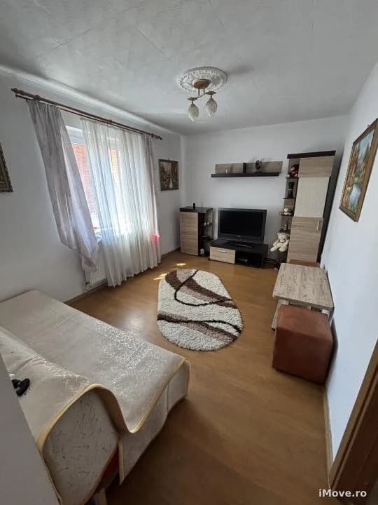 Apartament cu 2 camere de vanzare etaj 3 zona Nord Rm Valcea