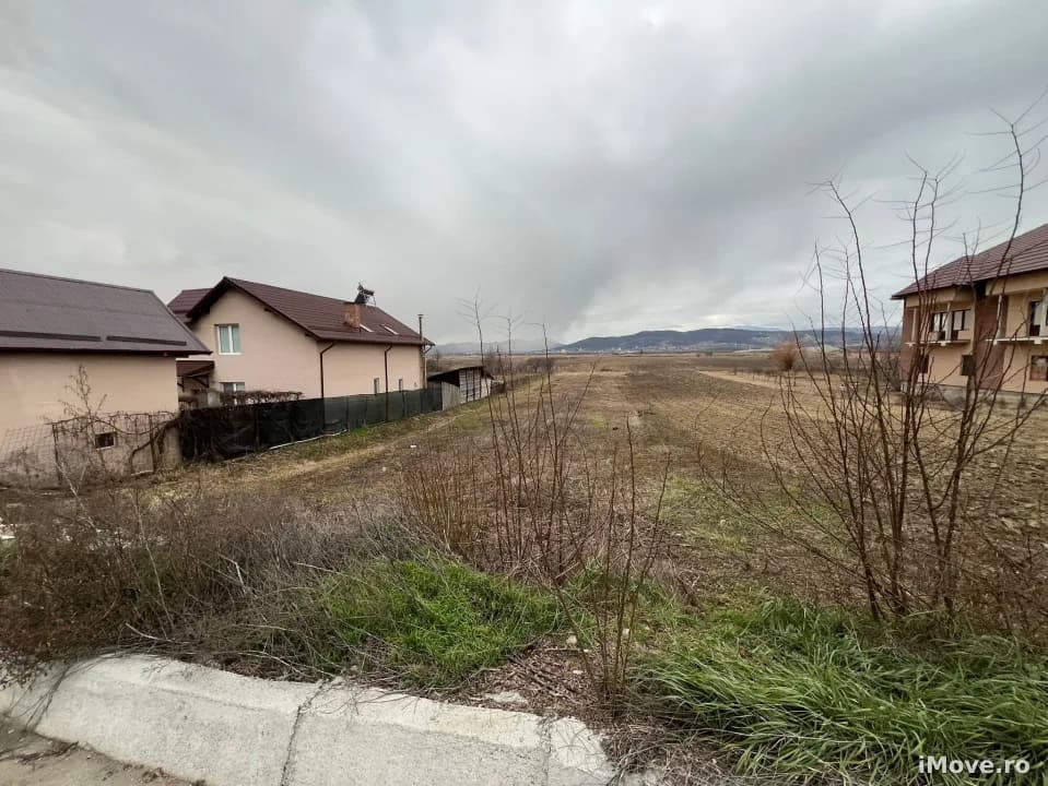 Teren intravilan de vânzare în Comuna Budești, Ramnicu Valcea