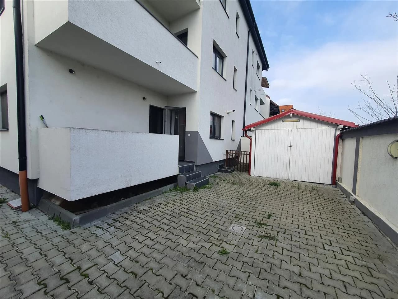 Apartament 3 camere cu parcare si curte proprie 140mp, zona Brana Selimbar