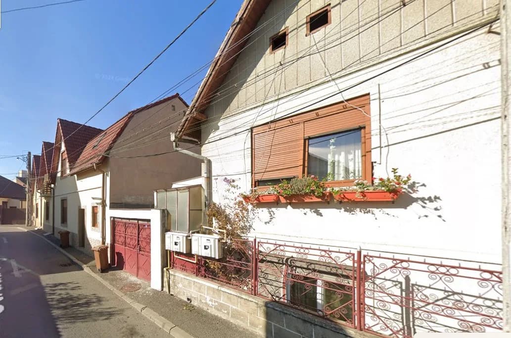 Apartament la casa P+1 si 160mp teren in zona Lupeni supermarket Profi